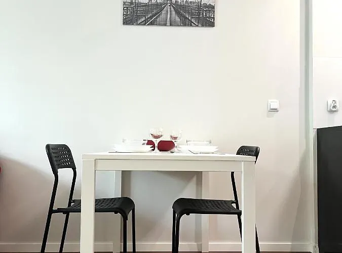 Dmowskiego 17f - Self Check-in 20h